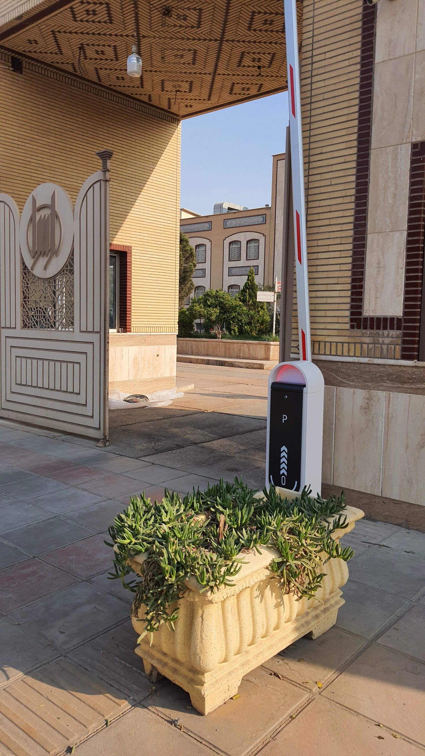 نمونه کار راهبند اتوماتیک در پژوهشکده علوم شهر قم