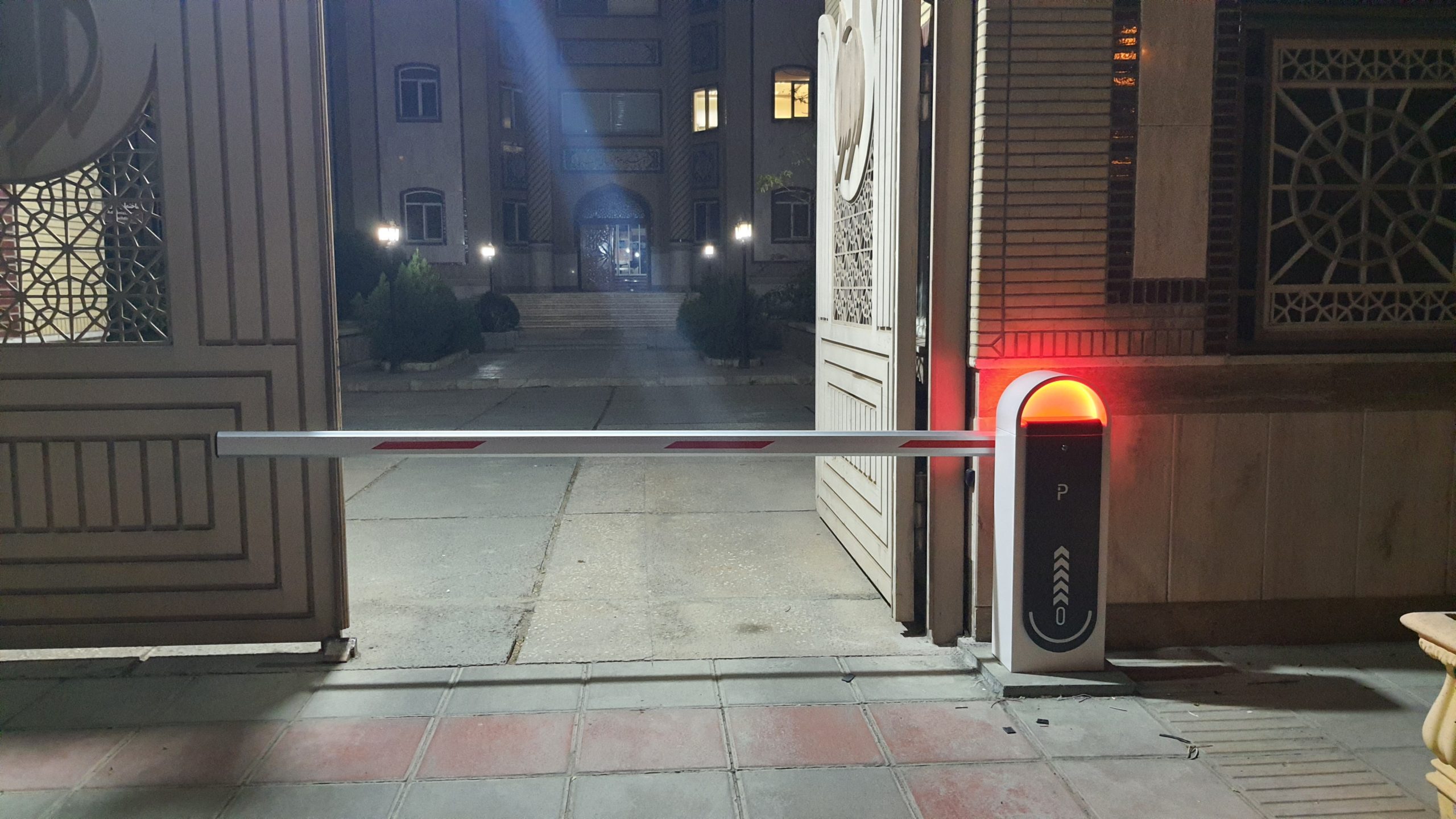 راهبند در پژوهشکده علوم شهر قم